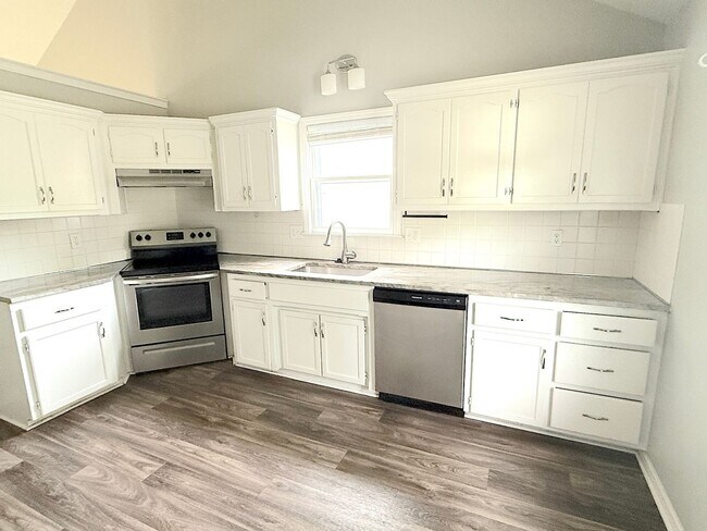 Building Photo - Nice Split Level in North Kansas City
