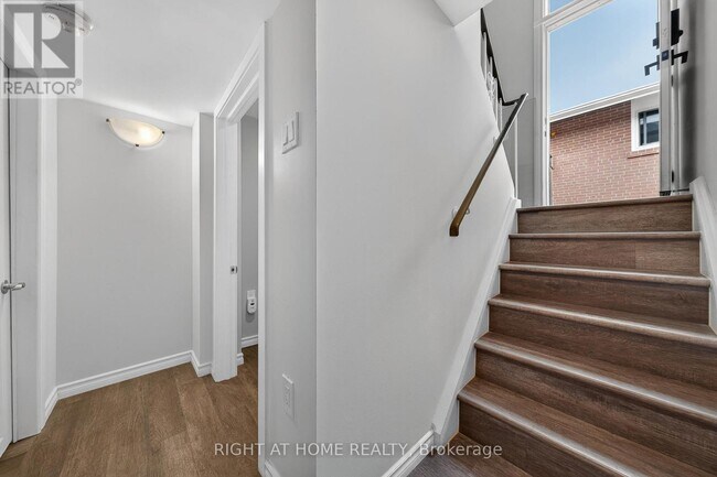 Photo du bâtiment - 1599 Sandgate Crescent