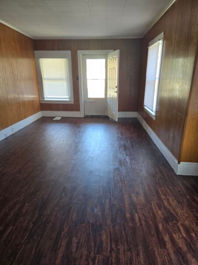 Foto del edificio - 2 bedroom house with attached garage