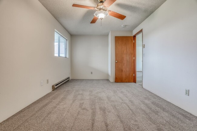 Building Photo - 2 Bedroom Duplex W/ attached garage in Was...