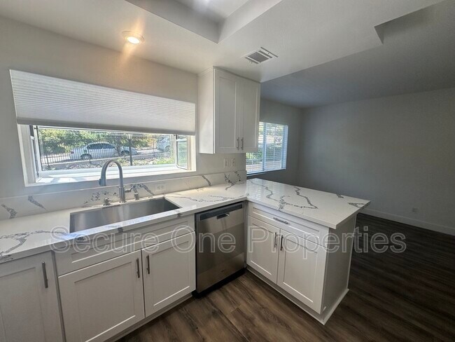 Foto del edificio - 674 Warwick Ave