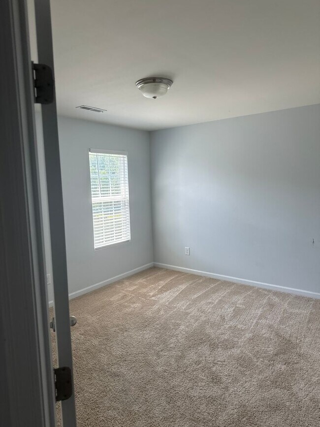 Building Photo - 4 Bedroom Single Family Home in Winston Salem