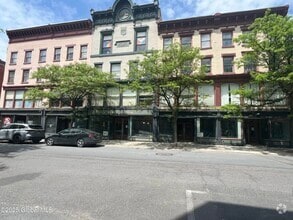 Building Photo - 275 River St