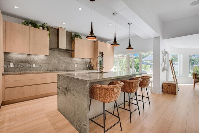 Foto del edificio - 815 NE 76th St