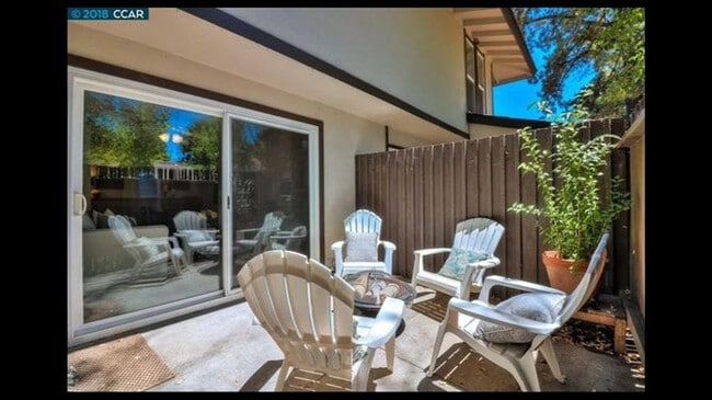 Building Photo - Townhouse available