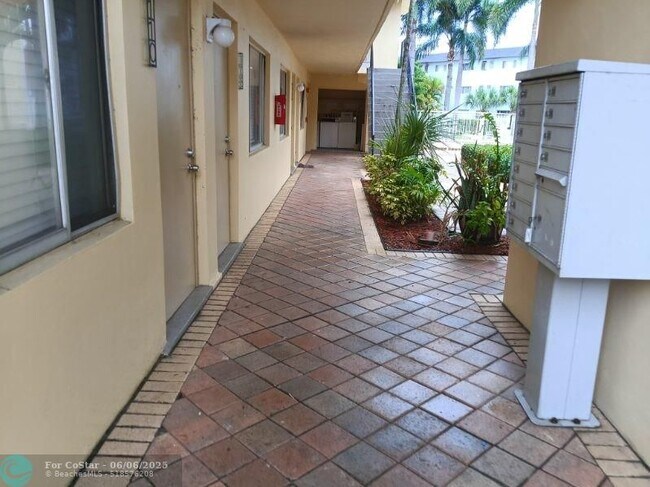 Building Photo - 515 S Sequoia Dr