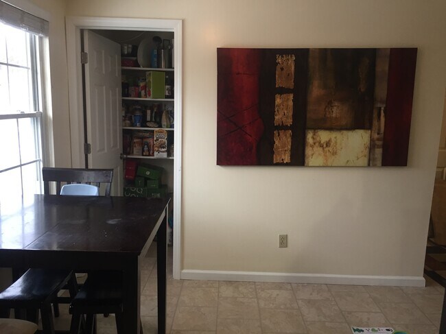 Área de comedor y despensa - 503 Cortland Dr E