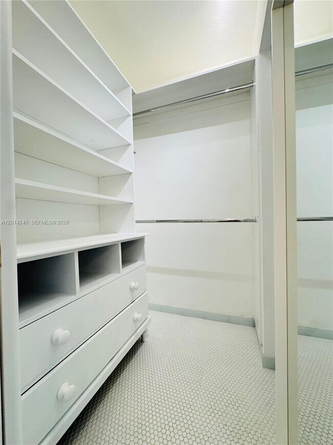 Foto del edificio - 8320 NW 180th St