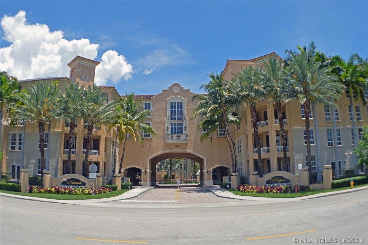 Foto principal - 3001 NE 185th St