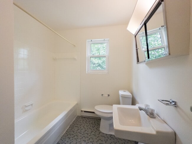 Bathroom - The Cloverleaf