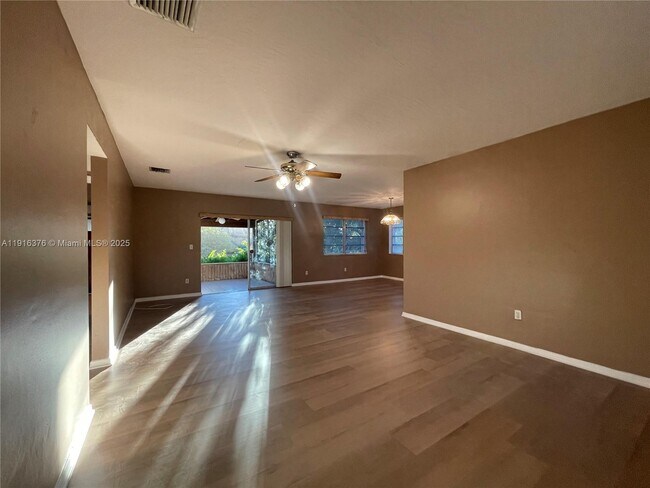 Foto del edificio - 19700 Whispering Pines Rd