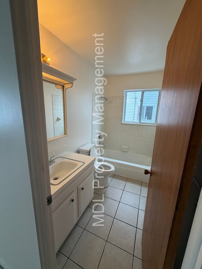 Building Photo - 2129 Weiss St