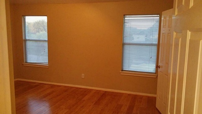 Building Photo - 15003 Kingsbridge Way