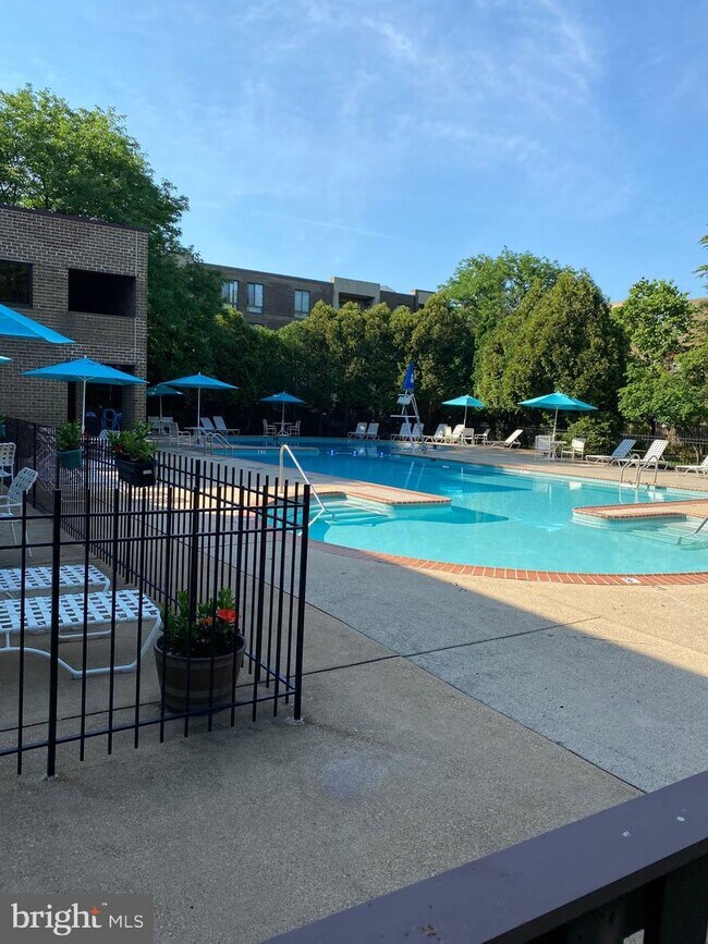 Foto del edificio - 801 N Howard St