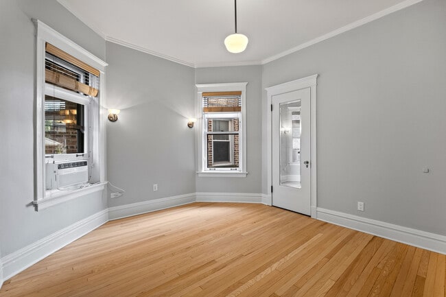 Building Photo - 1335 W Thorndale Ave