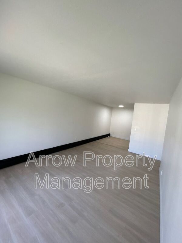 Building Photo - 215 E Arbor Ave