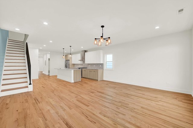 Building Photo - 554 W Cullerton St