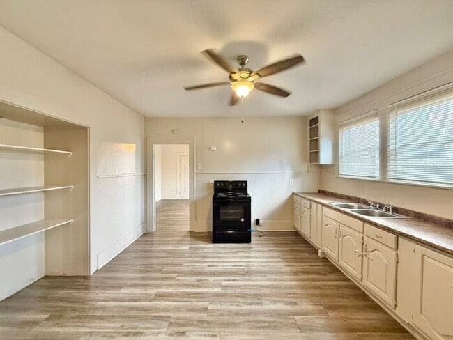 Building Photo - Charming 2 Bed, 1 Bath Unit!
