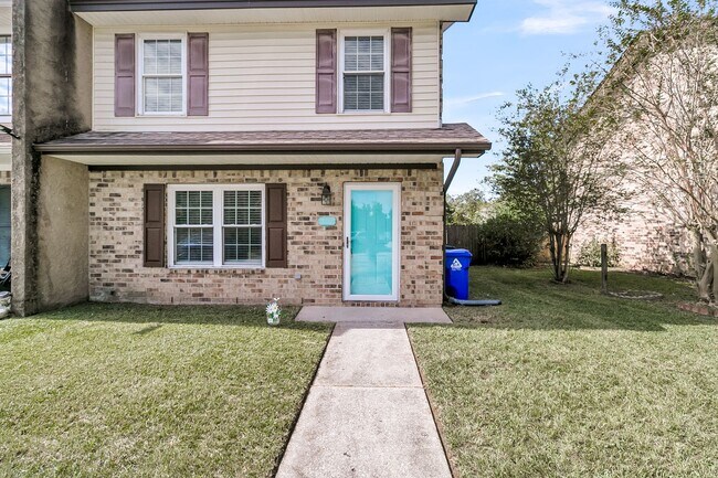 Building Photo - 3 Bedroom 1.5 Bath Town Home in North Char...