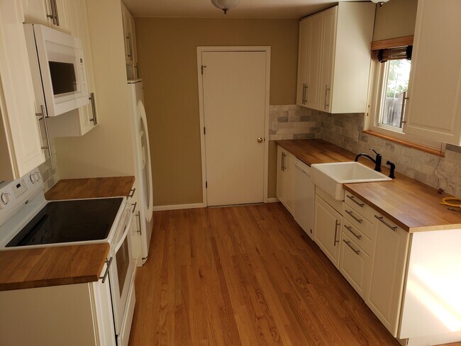Building Photo - 4BR/2BA Remodeled Single Family Home in Lo...