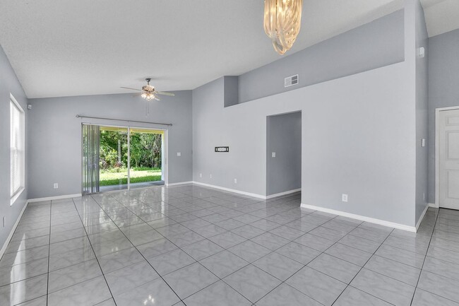 Foto del edificio - 4454 King Edward Dr