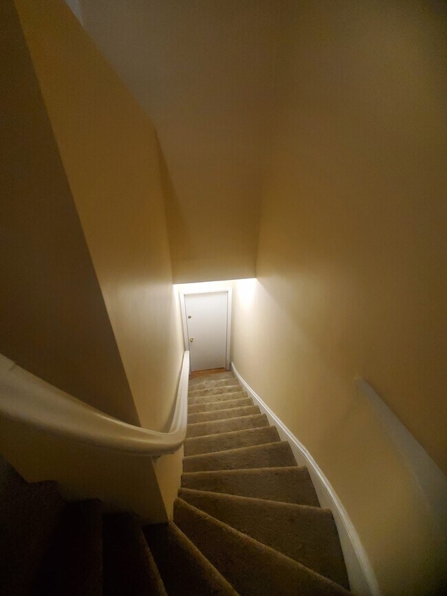 Building Photo - 10 Grove St