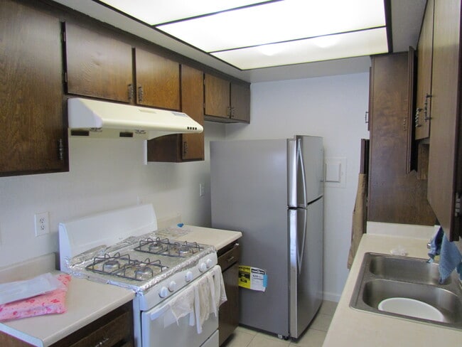 Building Photo - 16720 Cedarwood Cir