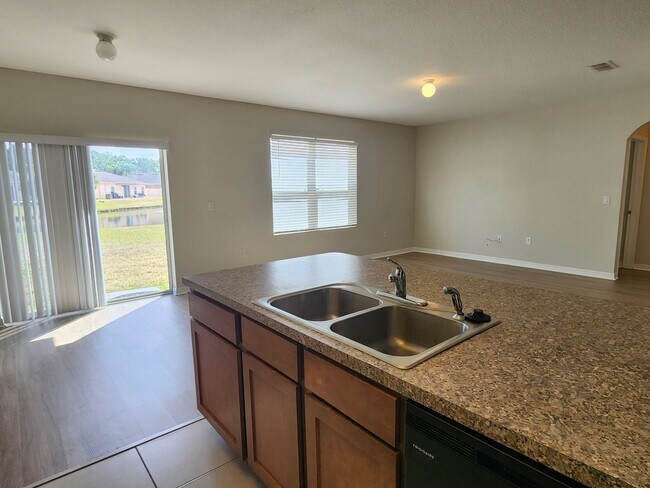 Foto del edificio - Lake Front House 4 Bedroom 3 Bathroom