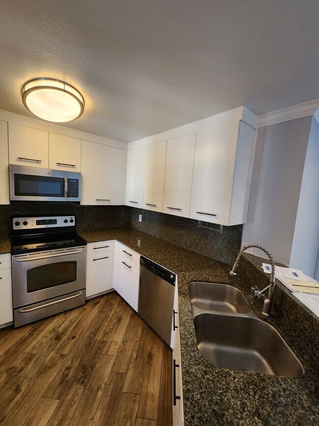 Foto del edificio - 2 Bedroom Upper Unit in UTC