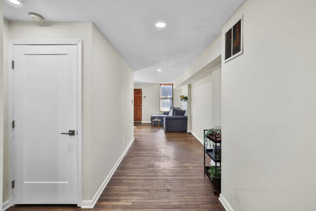 Building Photo - 1008 S Paca St