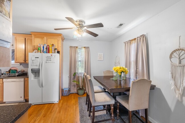 Foto del edificio - Spacious, Remodeled 3-Bedroom Home in Quie...