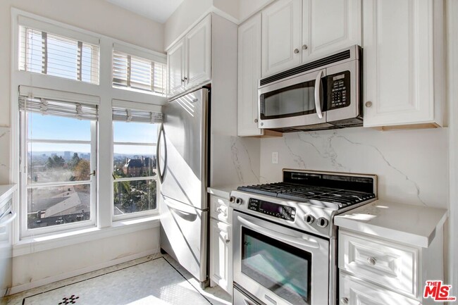 Foto del edificio - 1360 Crescent Heights Blvd