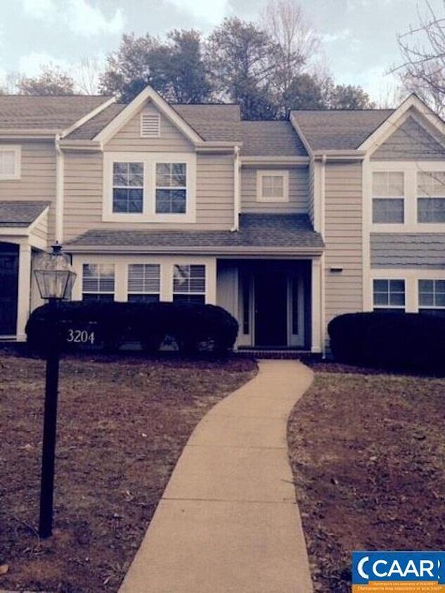 Primary Photo - 3204 Gateway Cir