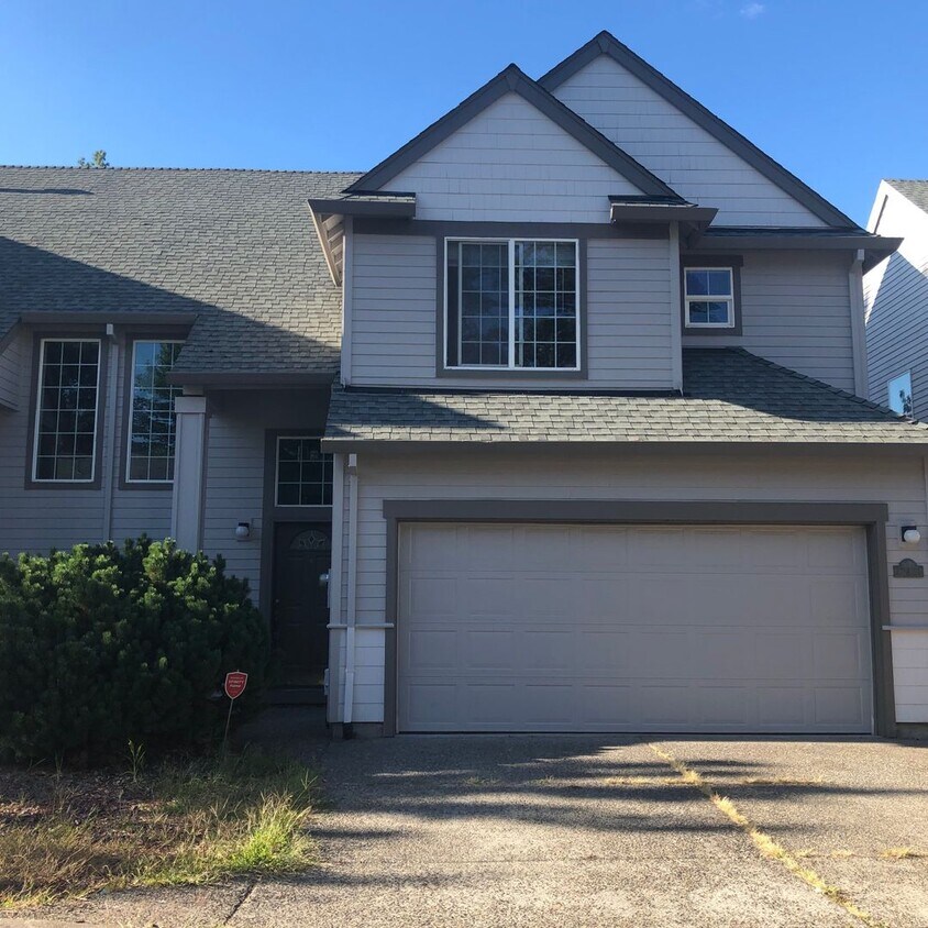 Foto principal - 3 Bedroom Town Home Close to Nike Available !