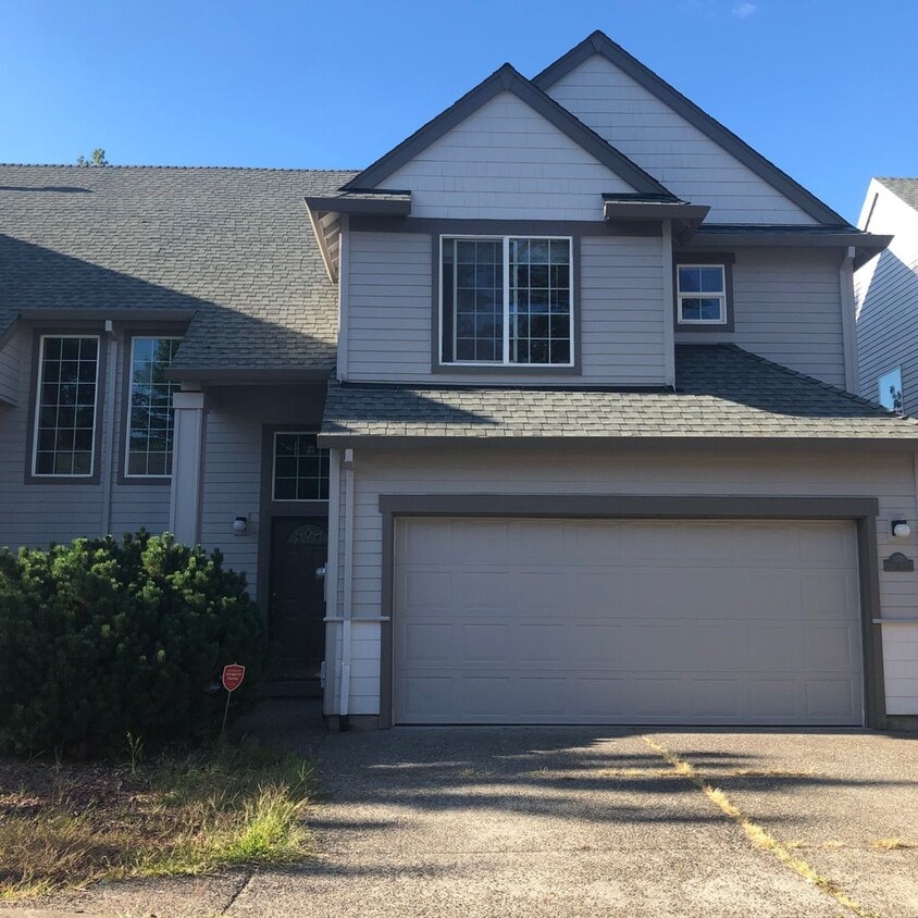 Primary Photo - 3 Bedroom Town Home Close to Nike Available !