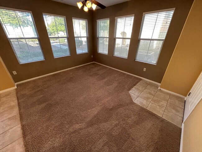 Building Photo - EASY LIVING IN THE NORTHWEST WITH BRIGHT C...