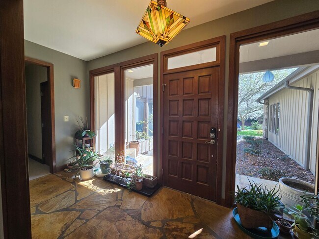Foto del edificio - Classic Chapel Hill Charm in The Oaks – Timeless One-Level Living