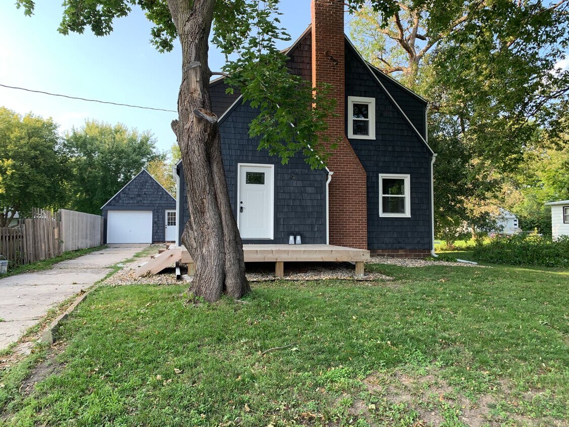 Primary Photo - Charming Cottage Style Home-3BR/2BA/1 Car ...