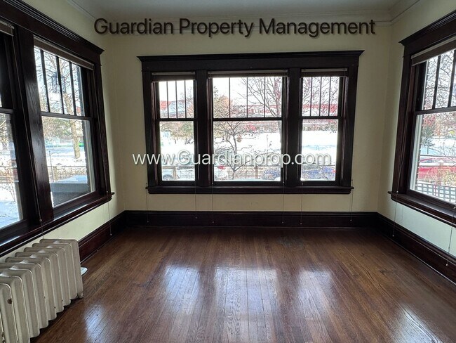 Foto del edificio - Spacious Condo With Office, Dishwasher, 1 Parking Space, Hardwood Floors, Free Laundry