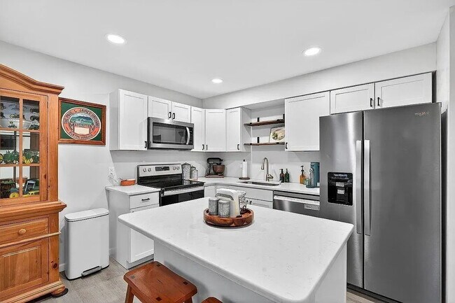 Building Photo - Like-New 2024 Townhome with Mountain Views, Garage & Backyard