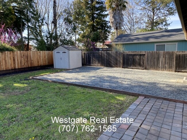 Building Photo - 8419 Lakewood Ave