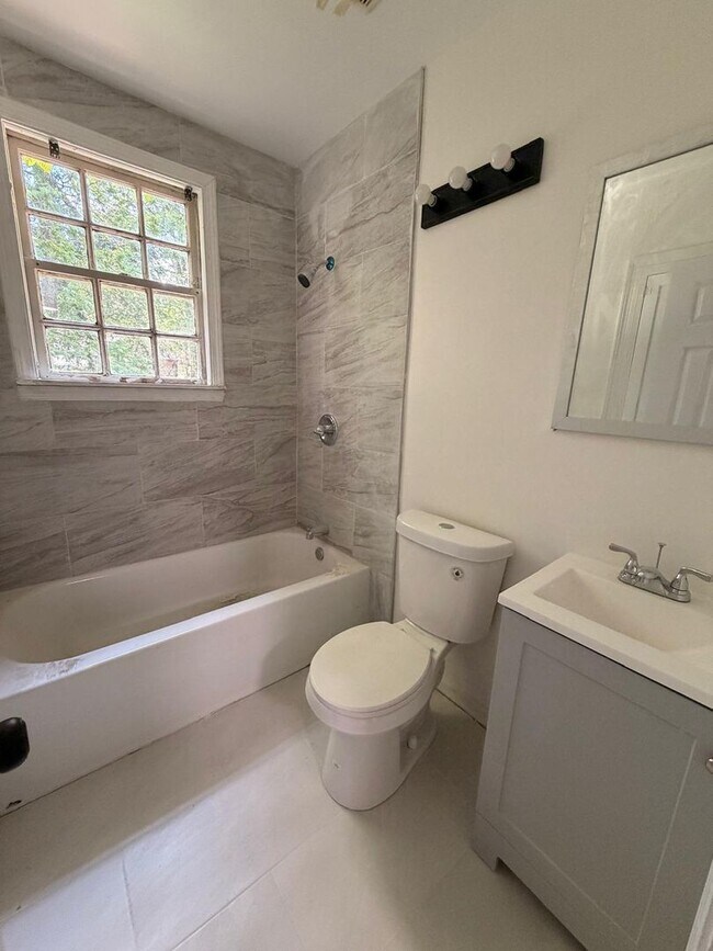 Foto del edificio - Updated, Clean & Ready for You!