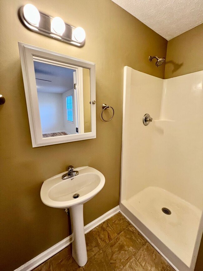 Building Photo - 3 Bed 2 Bath House w/ Fenced Yard $1850