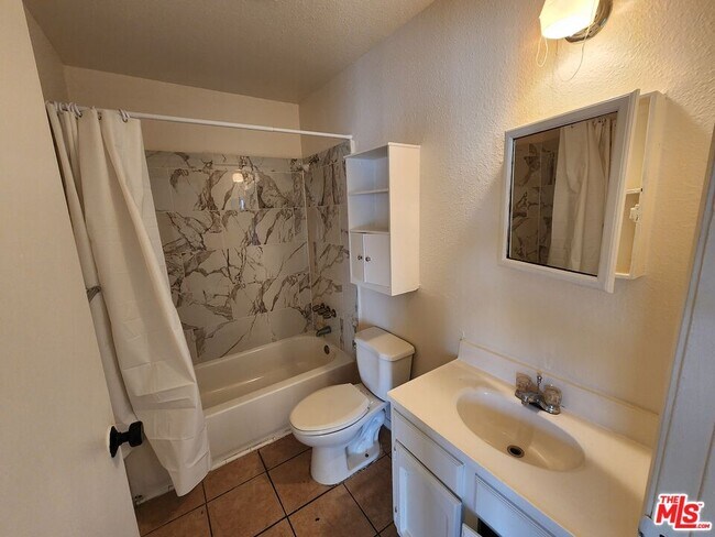 Building Photo - 807 E Vernon Ave