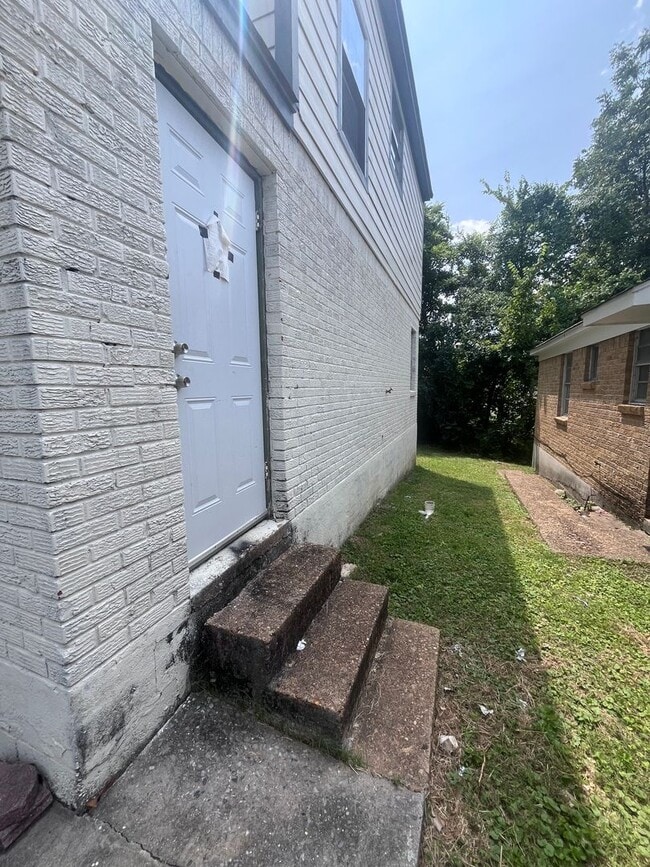 Building Photo - 2115 Bennett Ave
