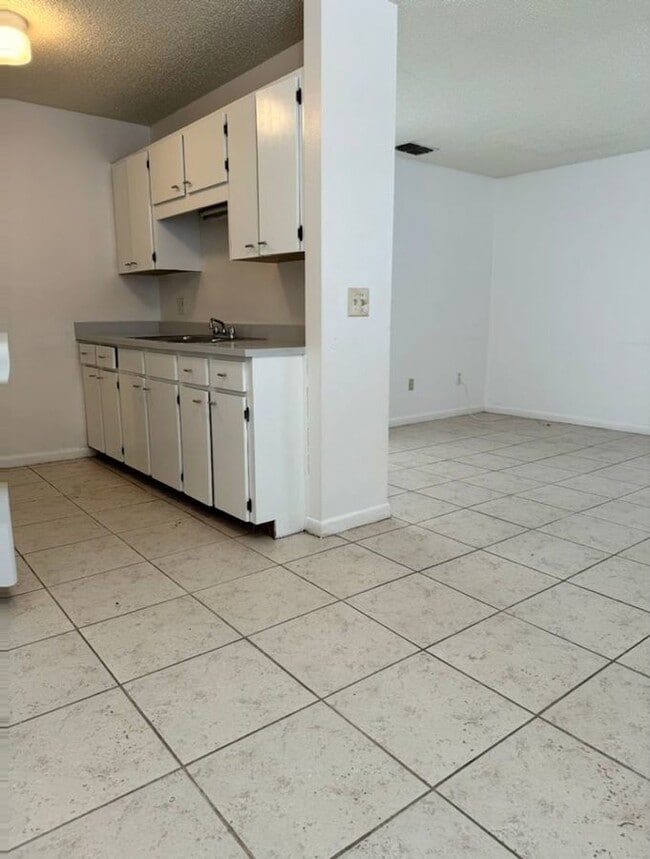 Building Photo - 3020 Allred Dr - Apt B