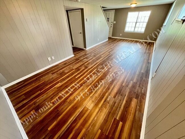 Building Photo - Updated 2 Bed 1 Bath Overland Park Duplex-...