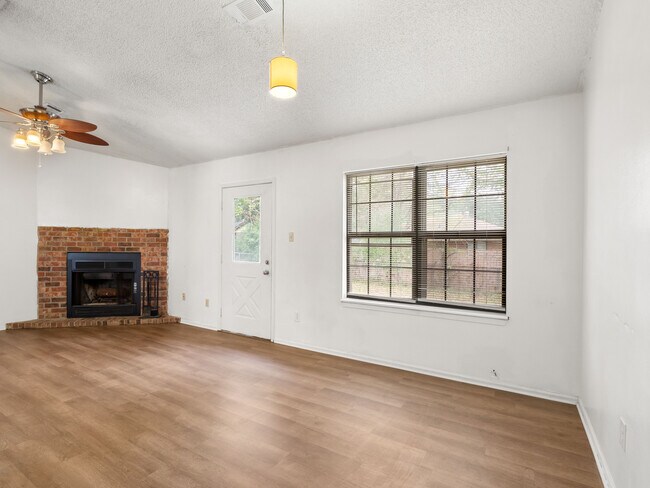 Foto del edificio - 1609 Amour Dr