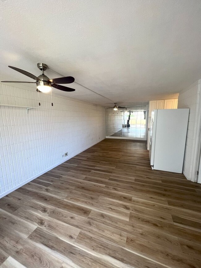 Building Photo - 3 bedroom 2 bath Townhome with 2 large cou...