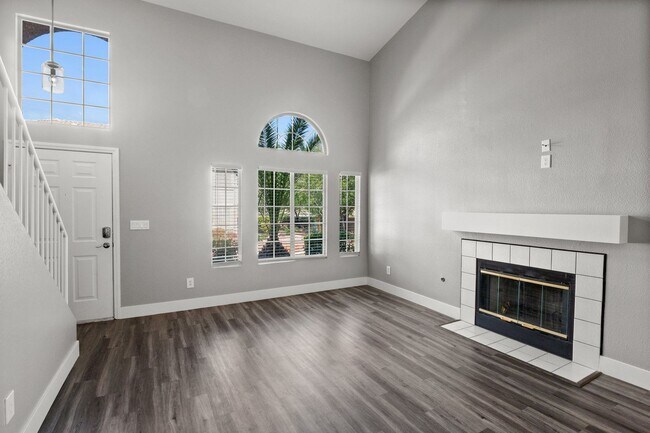 Foto del edificio - Gorgeous 2 bedroom 2 1/2 bath townhome off...